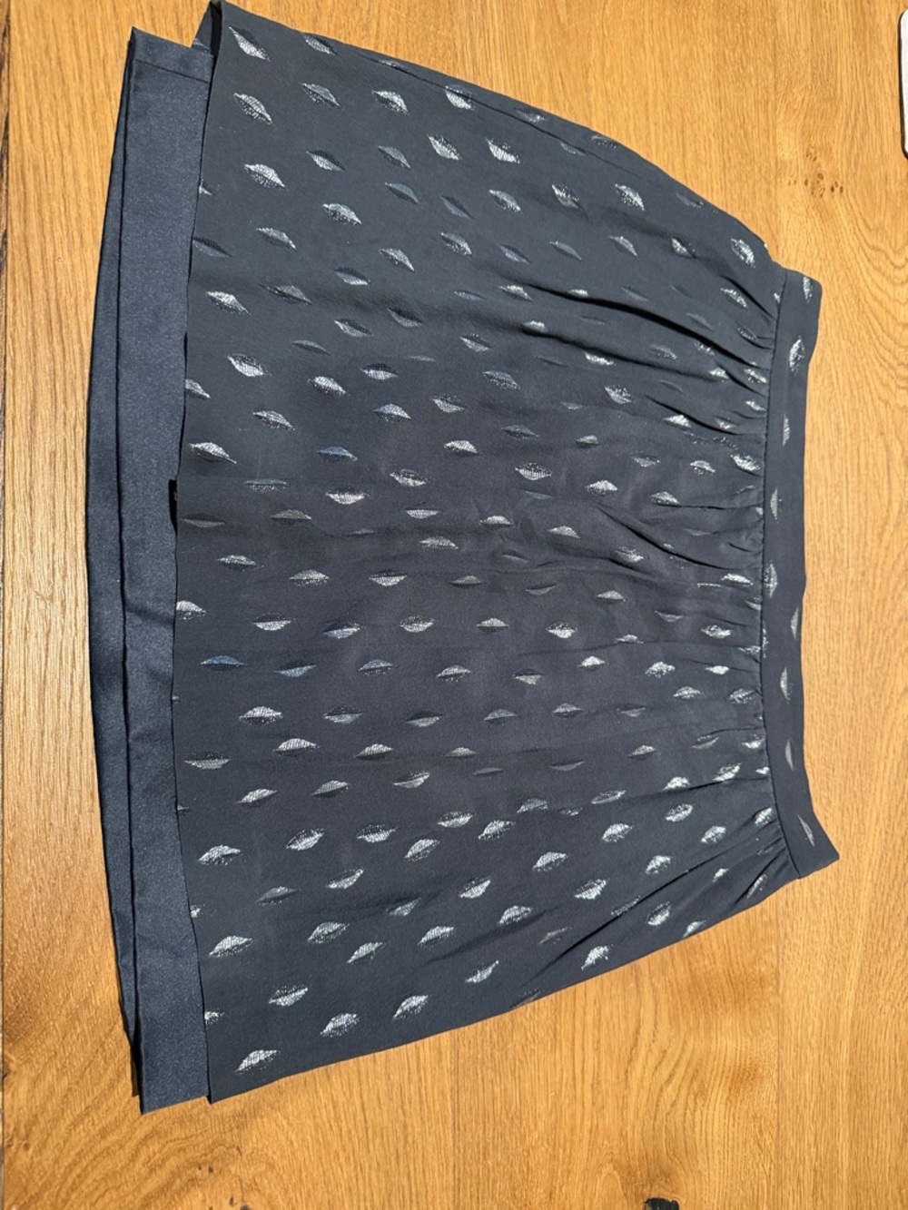 Club Monaco skirt with Silver Motif silk 96% overlay excellent condition